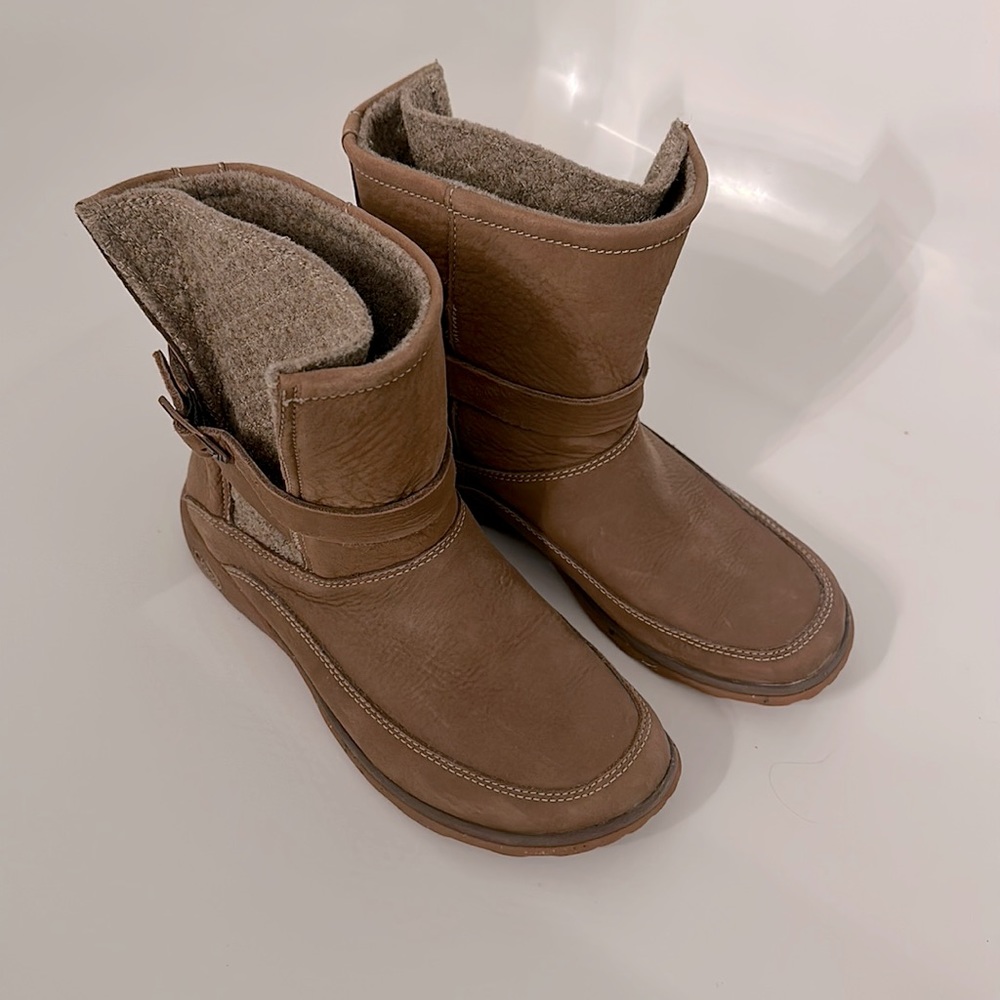 Women Chaco Hopi winter boots size 7, like new, brown